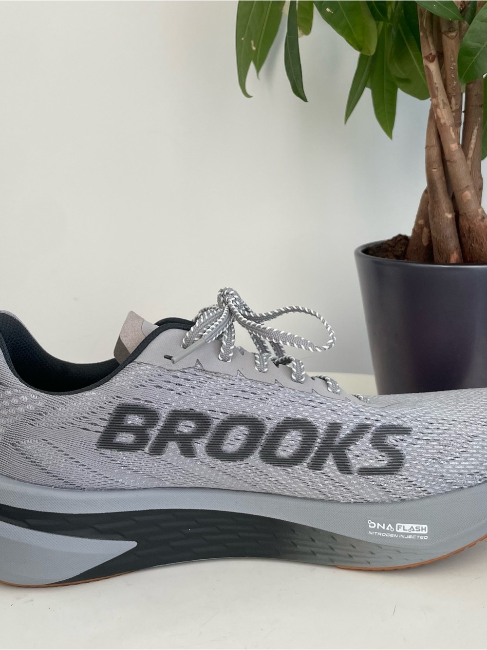 Men Size 11 Brooks Hyperion 2
Alloy Bright White Black Gray Running Shoes